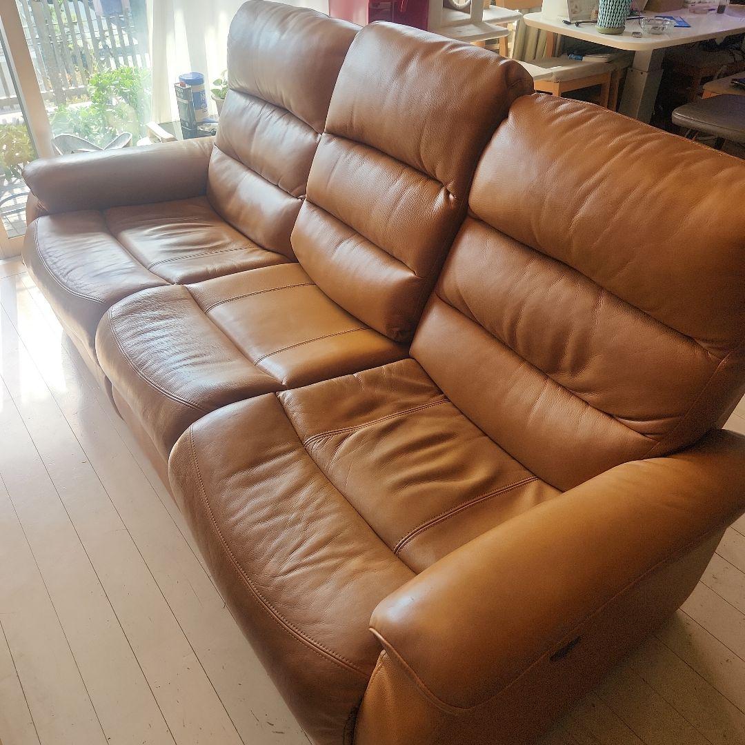 ニトリ　キャメル厚革電動テーブル付3人用ソファー