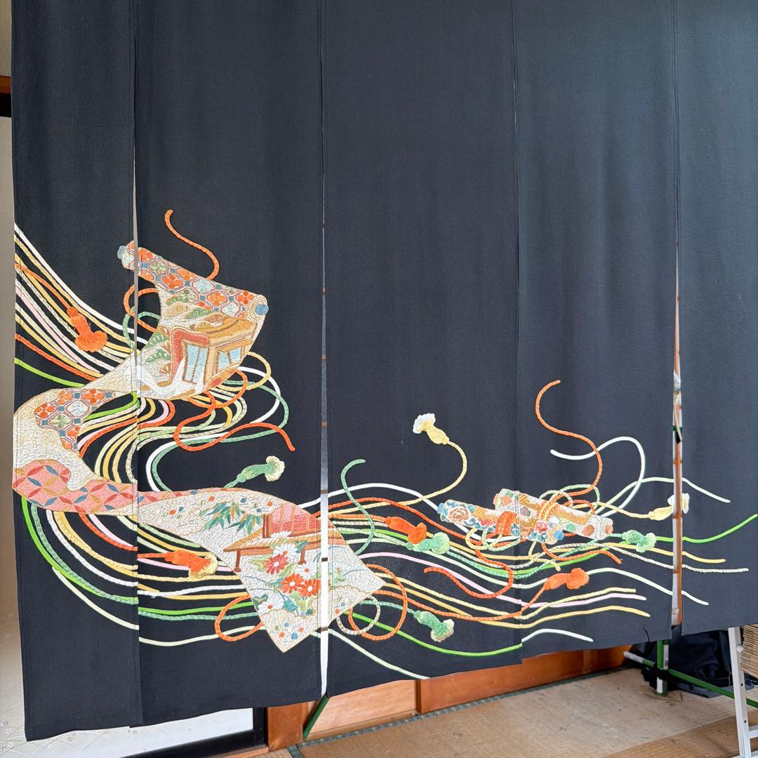 華やかな刺繍の黒いのれん、着物素材、ゴージャスな暖簾のれん！