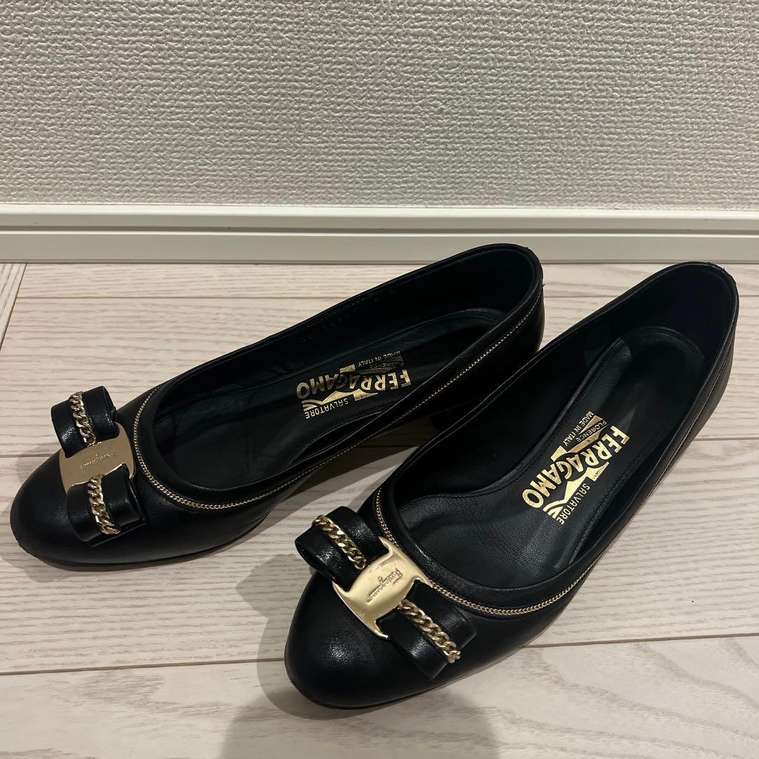 Ferragamo 黒ゴールドチェーン付き靴