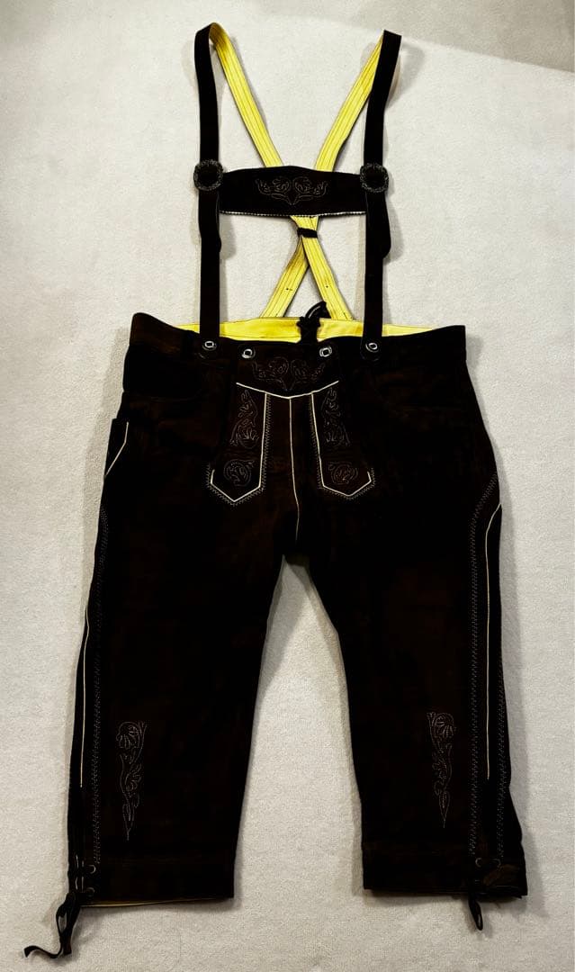 スエード製サスペンダー付きハーフパンツ レーダーホーゼン　羽飾り付き帽子セット