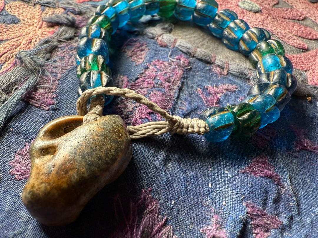 ナガ族瑠璃玉ガラスビーズと布袋石(イルカの耳骨化石)のブレスレット ナガ族ビーズ