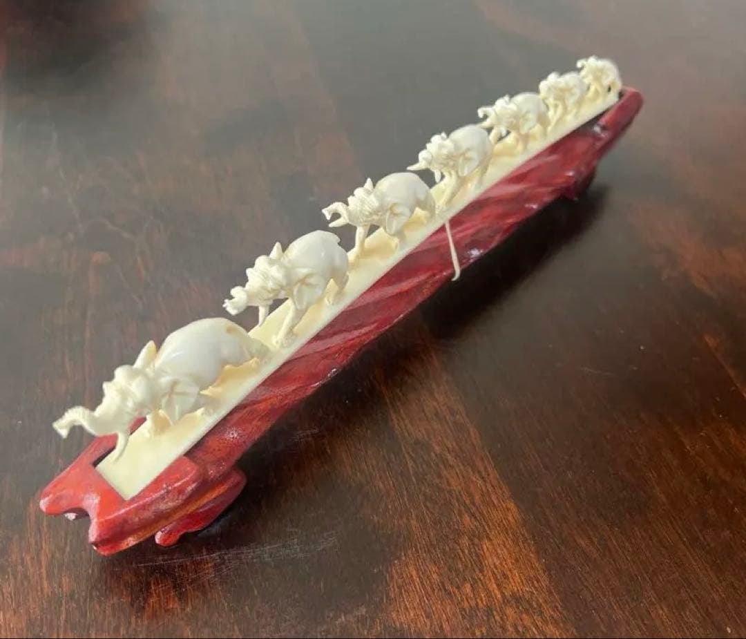 連なる7匹の象の彫刻　台付置物