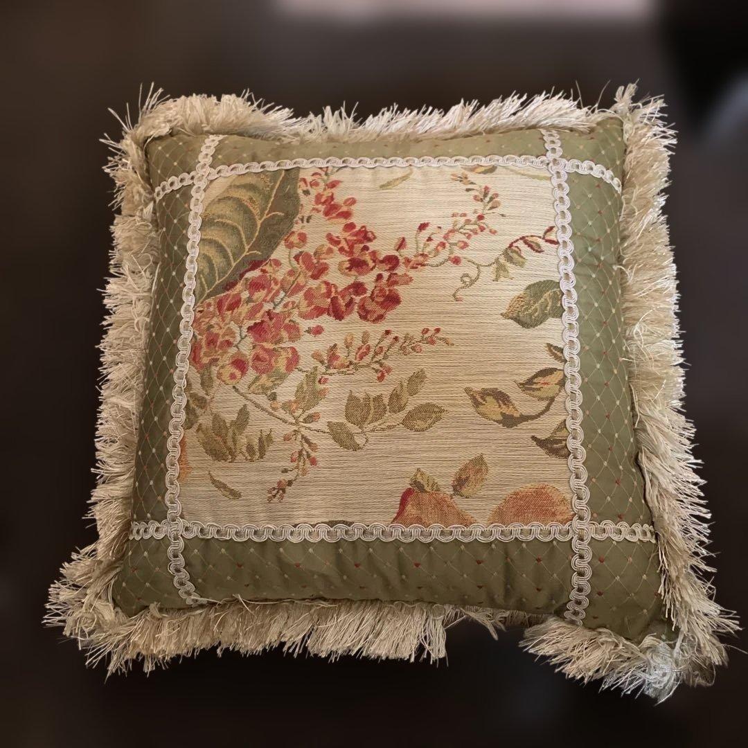 ジェニファーテイラー 花柄刺繍オリーブグリーンクッション ID-259