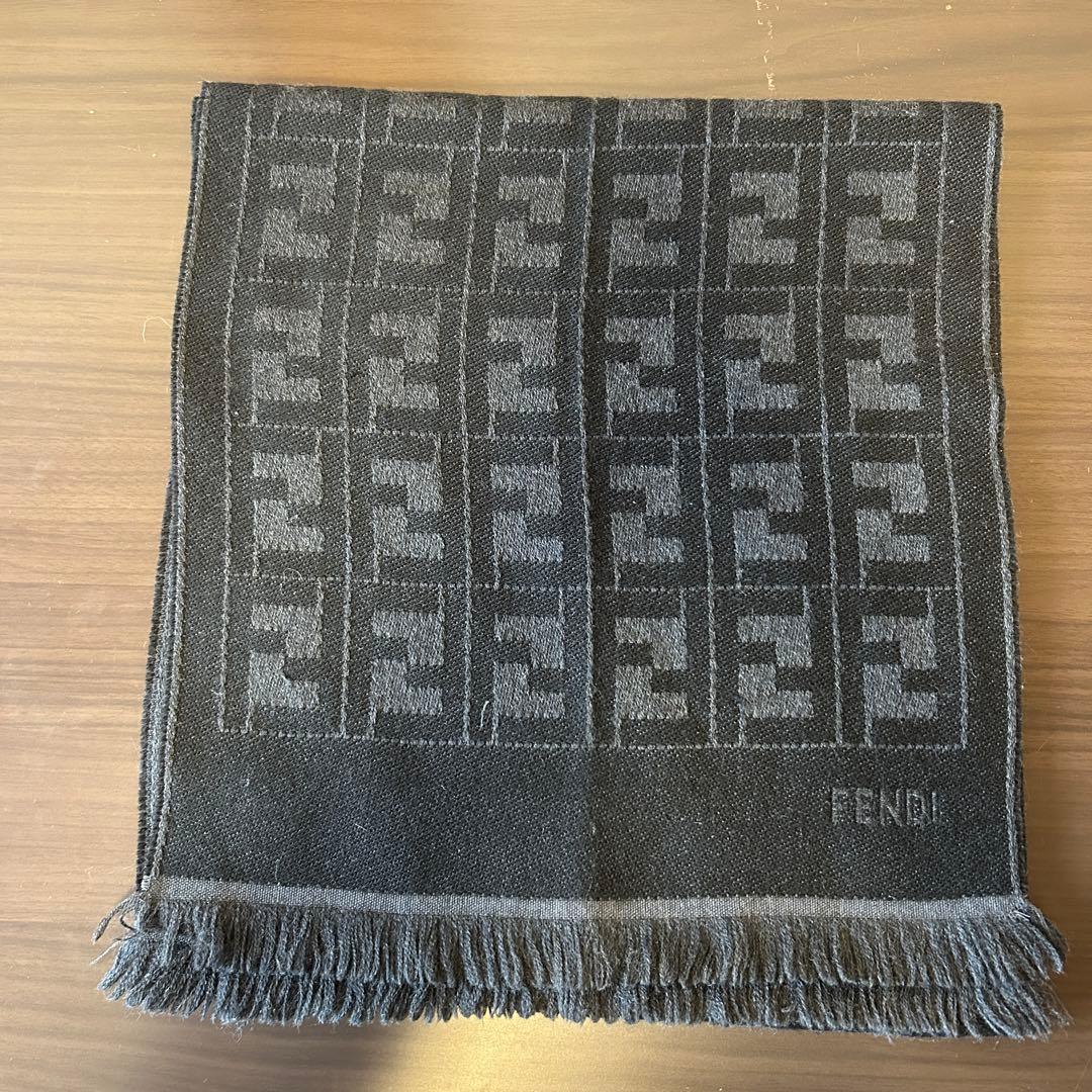 FENDI ロゴ入り ブラック マフラー