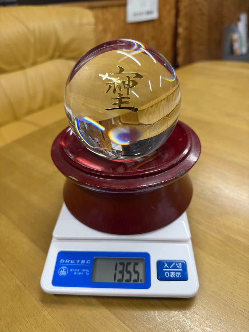 本水晶球体と赤い台座