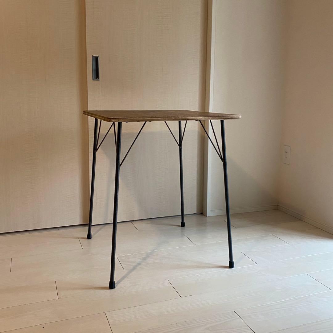 アイアン脚のシンプルなテーブル