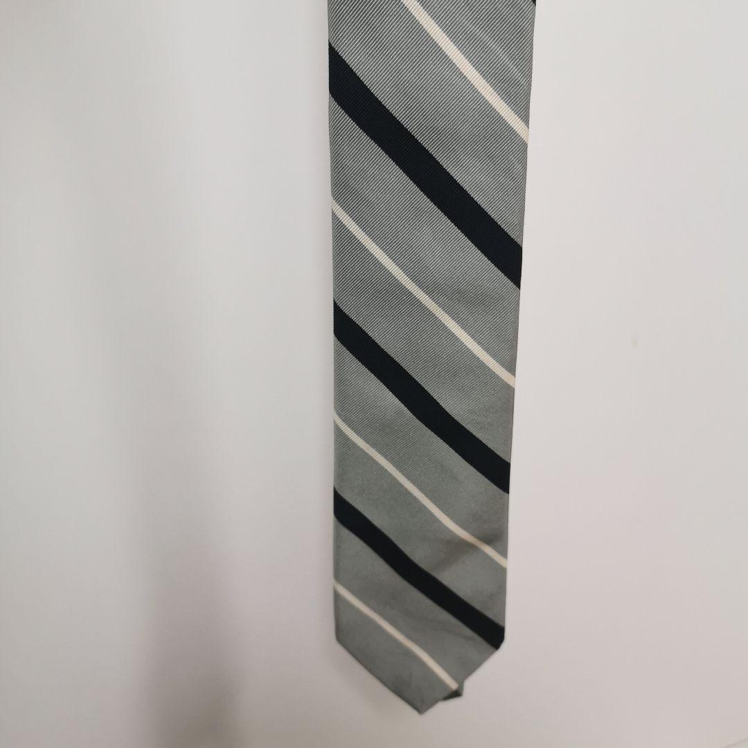 ブラックフリース　グレーとネイビーとホワイトのストライプネクタイ