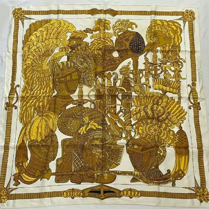 【セール】HERMES エルメス 　カレ 90　スカーフ　羽飾りの騎士兜　白✕金