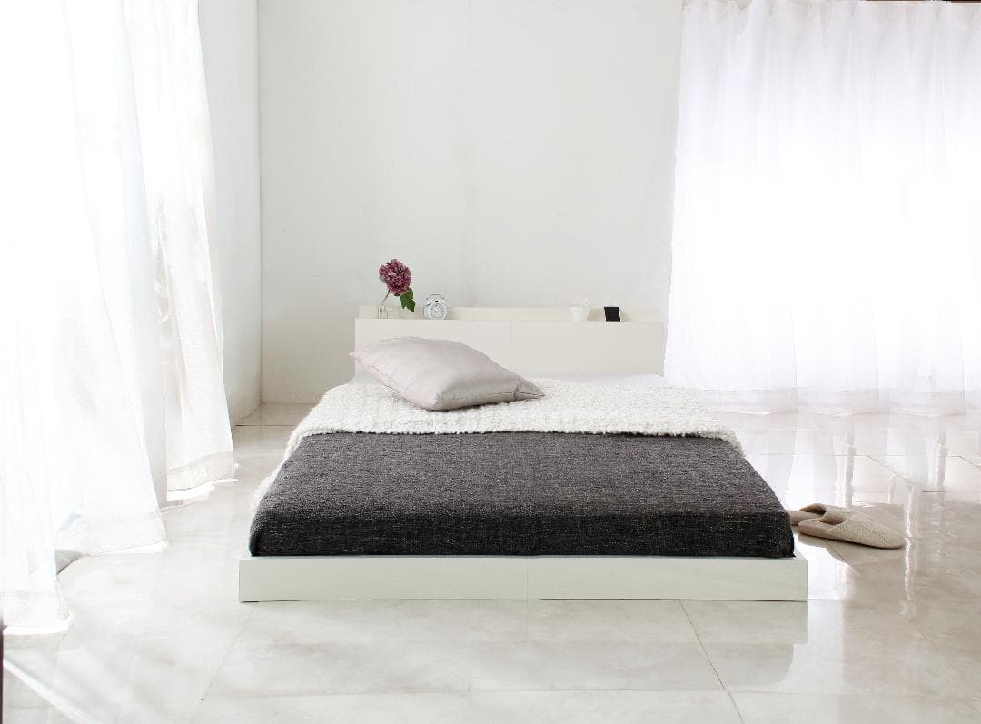 【ホワイト　シングル　ブラックマットレス付】便利な宮付きフロアベッド　ローベッド