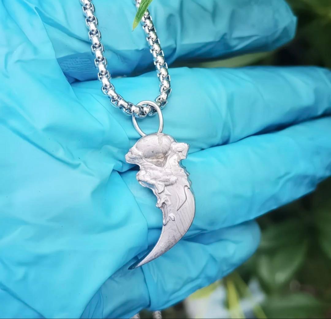 アルタイ隕石　ウルフファング ペンダント