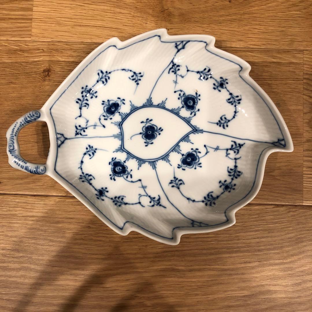 廃盤ブルーフルーテッドリーフ皿