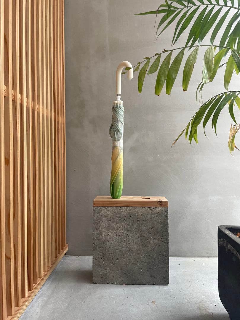 コンクリートと木の傘立て