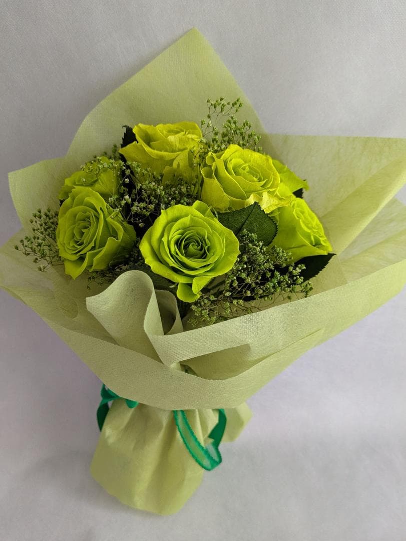 プリザーブドフラワー緑の薔薇9輪とかすみ草の花束（花束ラッピング）