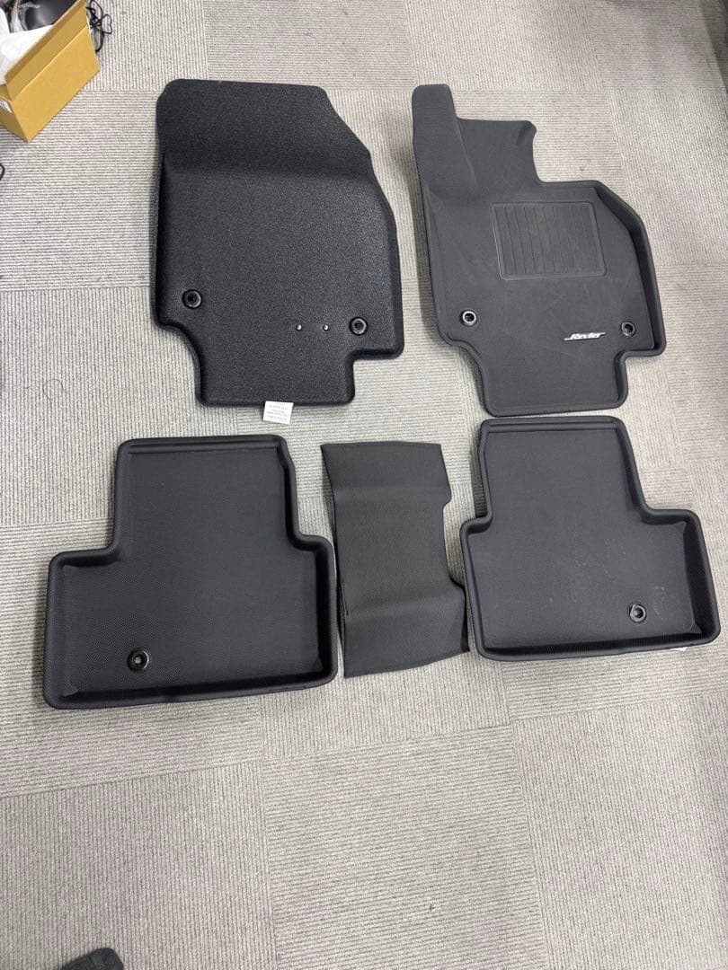 クラウンスポーツ　AZSH36W 立体成形　3Dフロアマット　1台分　1点のみ