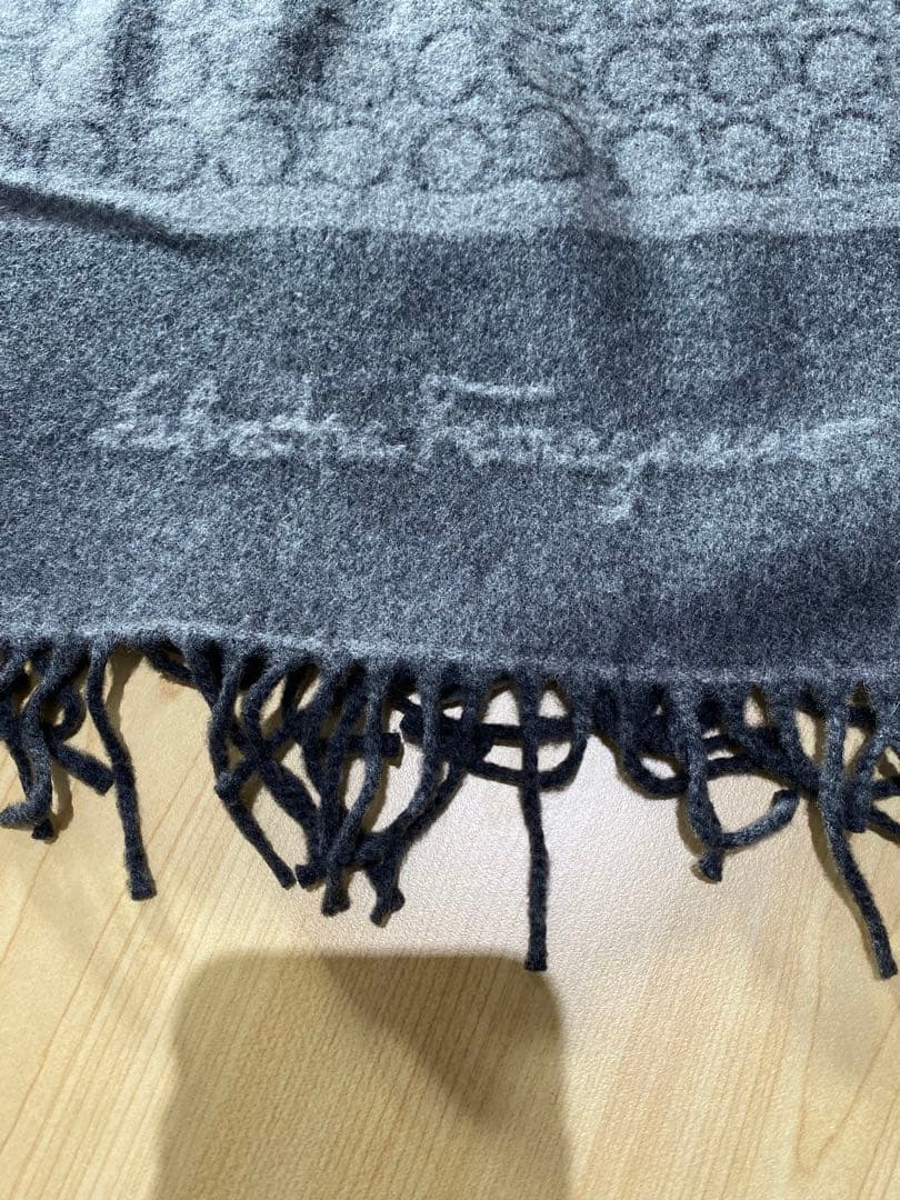 フェラガモ　ガンチーニ グレー マフラー