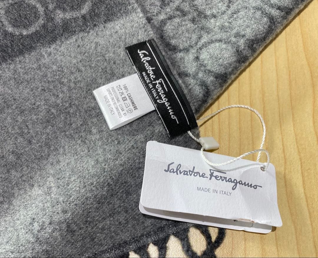 フェラガモ　ガンチーニ グレー マフラー