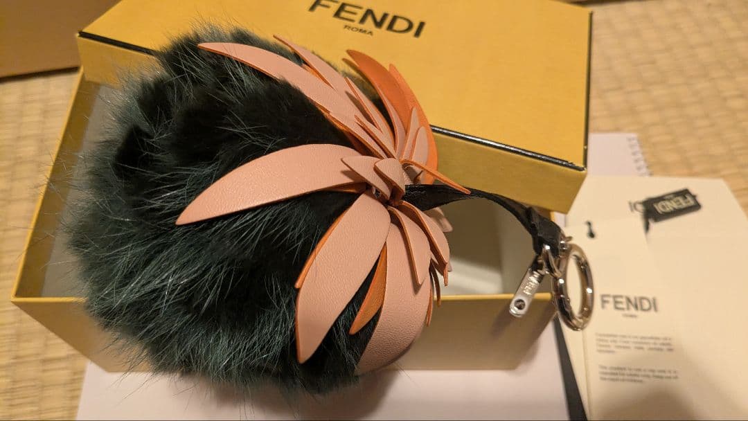 美品　FENDI　フェンディ　フルーツ　チャーム　ファー　パイナップル