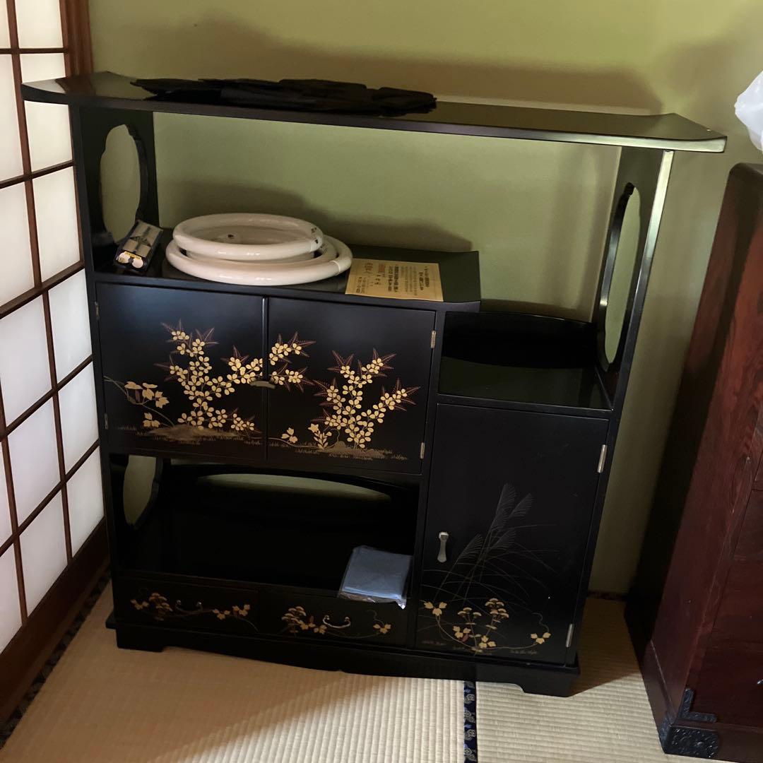 黒い和風収納棚 金色の花柄