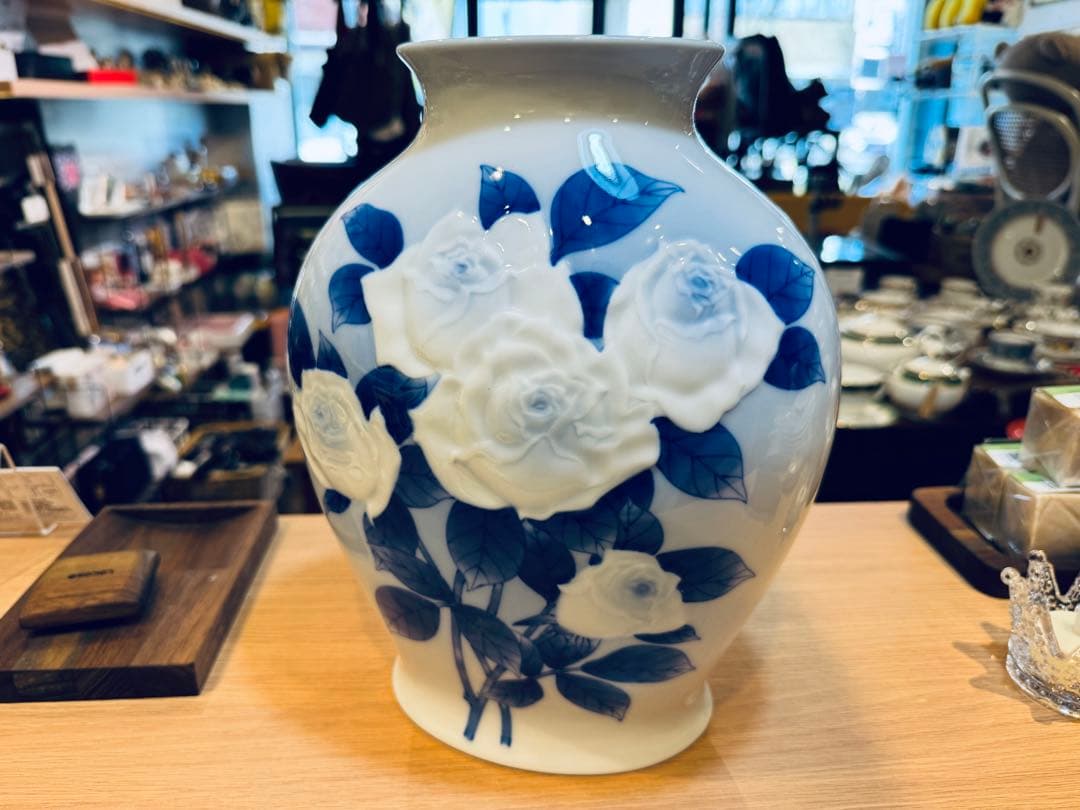 B8019【香蘭社】染付陽刻薔薇 フラワーベース 花瓶