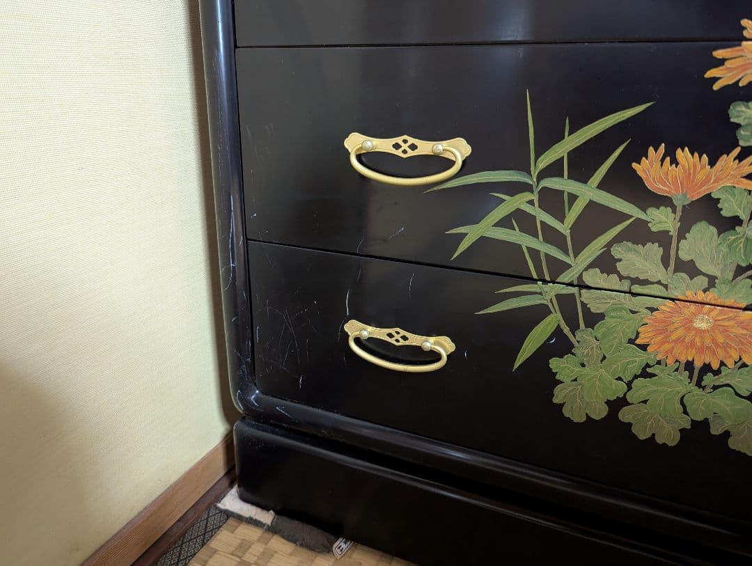 ち*り様 【ゴールデンウィーク大特価最終日！】花柄装飾の黒色木製 和箪笥