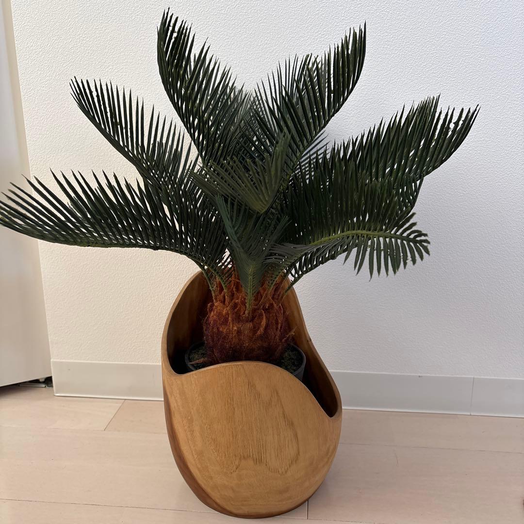 フェイクグリーンと木の鉢