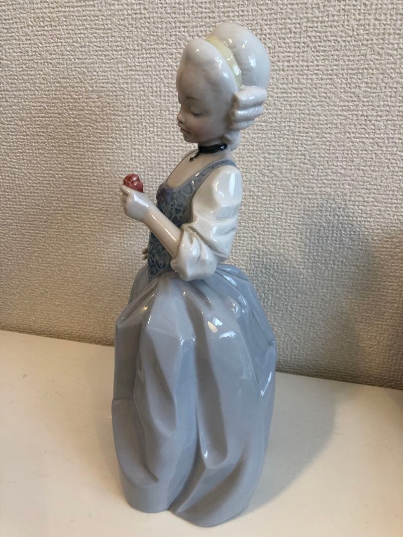 ロココ調rococo「花を持つ少女」＃Nao by LLADRO