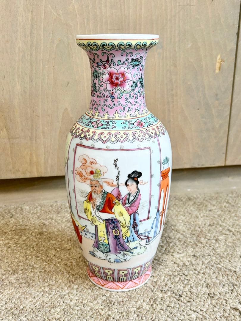 中国景徳鎮製花瓶　粉彩人物紋　三隆　乾隆年製　中国陶磁器　色絵磁器