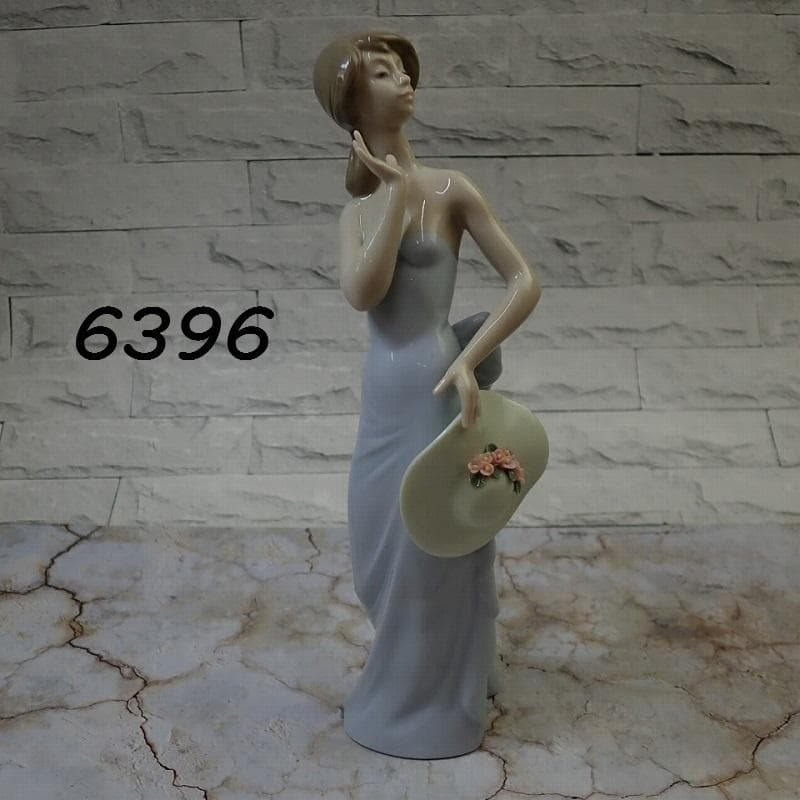 RU-6396 リヤドロ フィギュリン 貴婦人と帽子