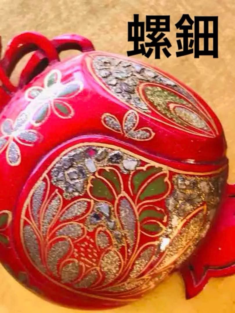 真紅の漆　緻密螺鈿蒔絵　打ち出の小槌　帯留め　アンティーク　木製