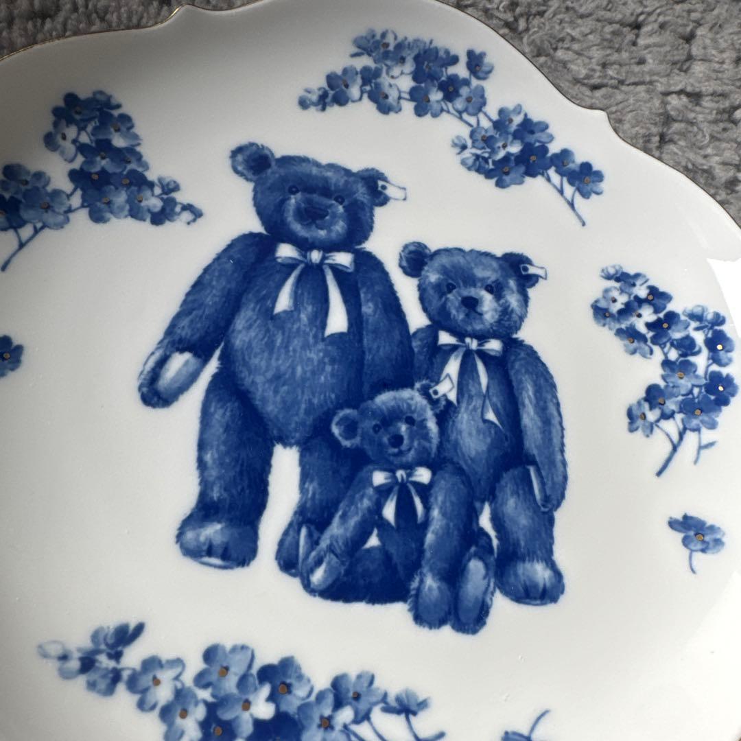 クマのイラスト 波型皿