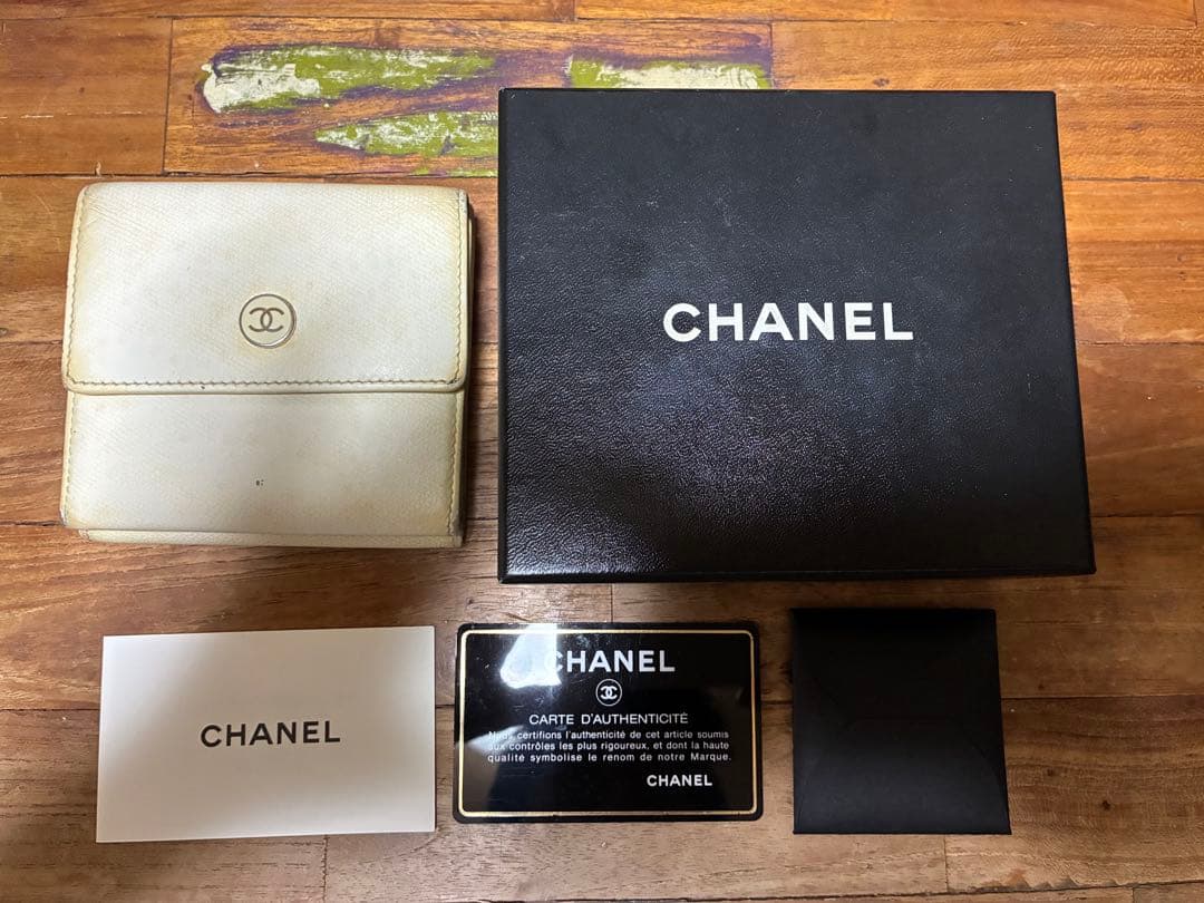 CHANEL シャネル　二つ折り財布 ホワイト